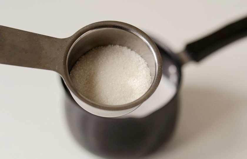 1. Этап. Кофейная панна котта: Добавьте сахар, перемешайте до его полного растворения.