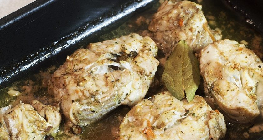 1. Этап. Пикша в духовке: Добавляем лавровый лист и перец горошком. Стейки выпекаем в духовке 25 минут при температуре 200 градусов.