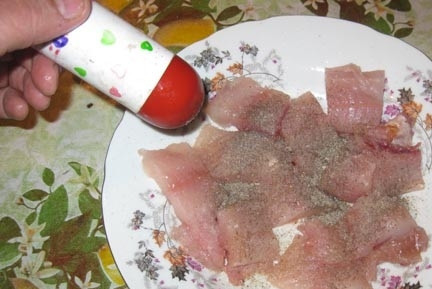 1. Этап. Шашлык из щуки: Нарезаем на кусочки и посыпаем перцем да солью.