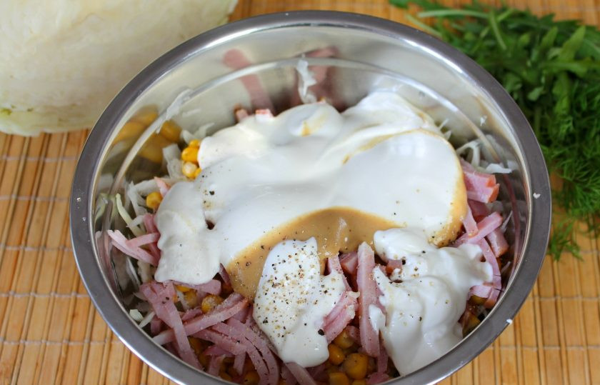 1. Этап. Салат с кукурузой, капустой и колбасой: Добавляем сметану, горчицу, соль и перец.