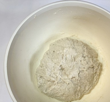 1. Этап. Быстрые багеты: Добавить тёплую воду (~ 30*), перемешать до однородной массы. Я воспользовалась силиконовой лопаткой. Можно использовать миксер с насадкой крюк на медленной скорости. Тесто получается липким, немного гуще, чем густая сметана. Смотрите на консистенцию, может понадобиться больше муки, у меня ушло 375 грамм. Не нужно тщательно вымешивать тесто, иначе не будет этих эффектных крупных дырочек, что видны на срезе, тесто перемешивается до исчезновения сухой муки и на этом- стоп!