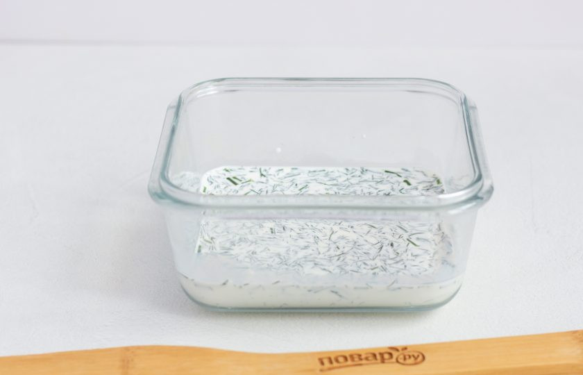 1. Этап. Скумбрия по-норвежски: В сливки добавьте мелко рубленный укроп, потушите на сковороде 3-4 минуты, посолите по вкусу. Выложите в соус рыбу и потушите по 2 минуты с каждой стороны.