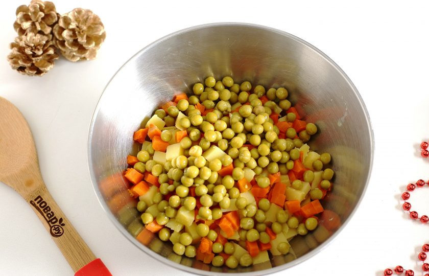 1. Этап. Оливье с бужениной: Добавьте горошек, предварительно слив с него всю жидкость.