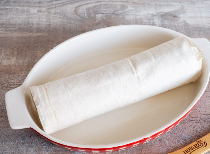 1. Этап. Лаваш с фаршем и грибами: Аккуратно сверните в рулет и выложите в форму смазанную маслом.