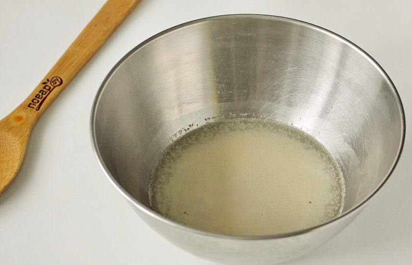 1. Этап. Дрожжевые пышки на сковороде: На поверхности должна образоваться пенная шапочка.