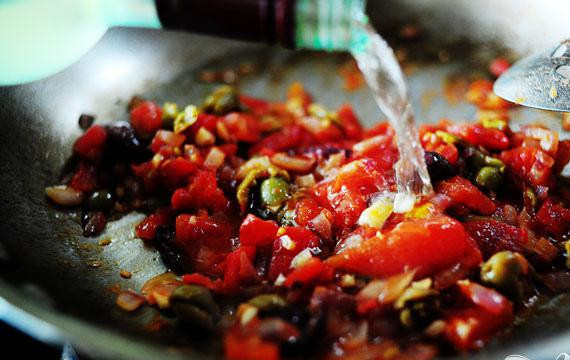 1. Этап. Паста с куриным филе и красным луком: 3. Добавить белое вино, перемешать и тушить на слабом огне 15 минут, периодически помешивая.