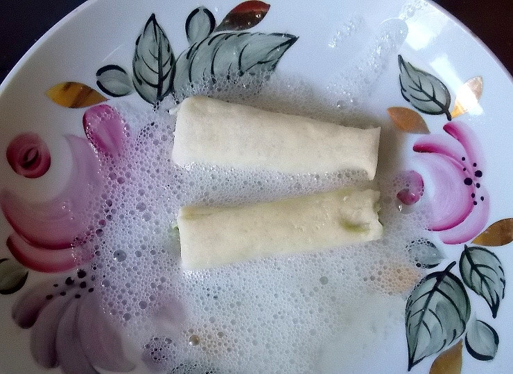 1. Этап. Сахарное печенье с ревенем: Разрежьте на кусочки длиной примерно 5-6 см. Взбейте вилкой белок, опустите кусочки в белок.