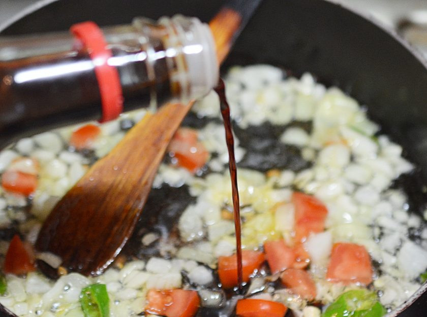 1. Этап. Кхау Пхат (жареный рис): Добавьте соевый соус.