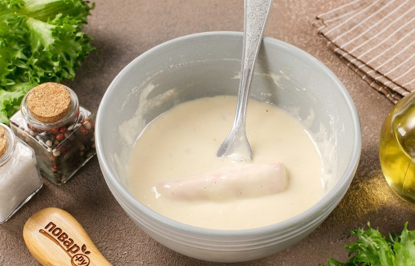 1. Этап. Крабовые палочки в пивном кляре: Обмакните поочерёдно каждую палочку в кляр и сразу же выкладывайте на раскалённую сковороду с маслом.