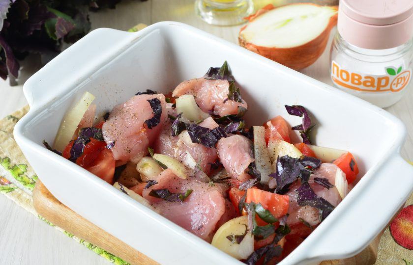 1. Этап. Индейка с базиликом: Перемешайте индейку с овощами и мелко нарезанным базиликом. Полейте оливковым маслом, посолите и поперчите по вкусу, выложите в форму для запекания.