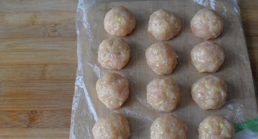 1. Этап. Густая похлёбка с фрикадельками и шпинатом: Готовые фрикадельки ставим в морозилку и занимаемся супом (похлёбкой).