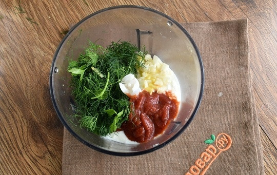 1. Этап. Пряный картофельный салат с укропом: Соедините в чаше блендера майонез, томатный соус, чеснок, имбирь, измельченную зелень и карри. В режиме пульса взбейте заправку до однородности.