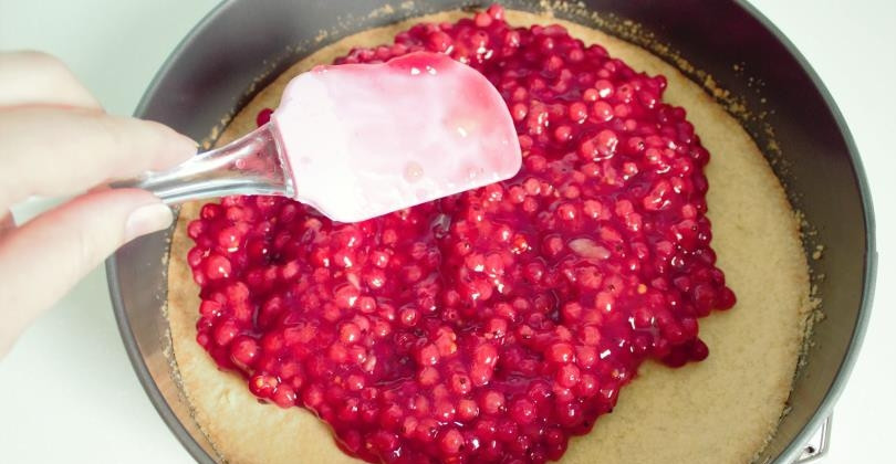 1. Этап. Смородиновый чизкейк: Перемешайте получившуюся массу и поставьте остывать на 10 минут. Остывшую начинку выложите в форму равномерно поверх основы.