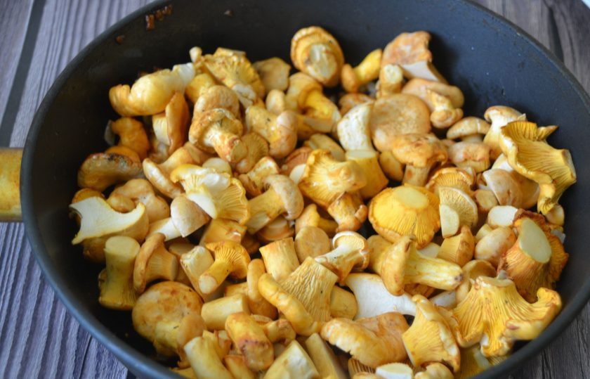 1. Этап. Лисички с картошкой жареные в сметане: Выложите лисички и жарьте 15 минут.