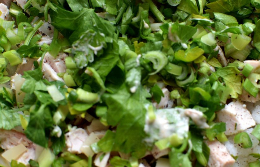 1. Этап. Заливной пирог с курицей и рисом: Сверху разложите зелень.