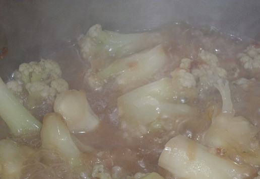 1. Этап. Суп-пюре из цветной капусты: Варим овощи 30-35 минут до готовности цветной капусты.