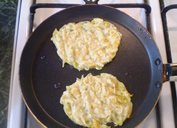 1. Этап. Драники из тыквы: Набирайте столовой ложкой тыквенную массу и жарьте на сковороде до румяной корочки в небольшом количестве масла.