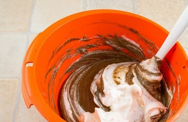 1. Этап. Австрийский торт Захер: Теперь соедините шоколадную массу с белковой. Осторожно вмешивайте белки лопаткой.