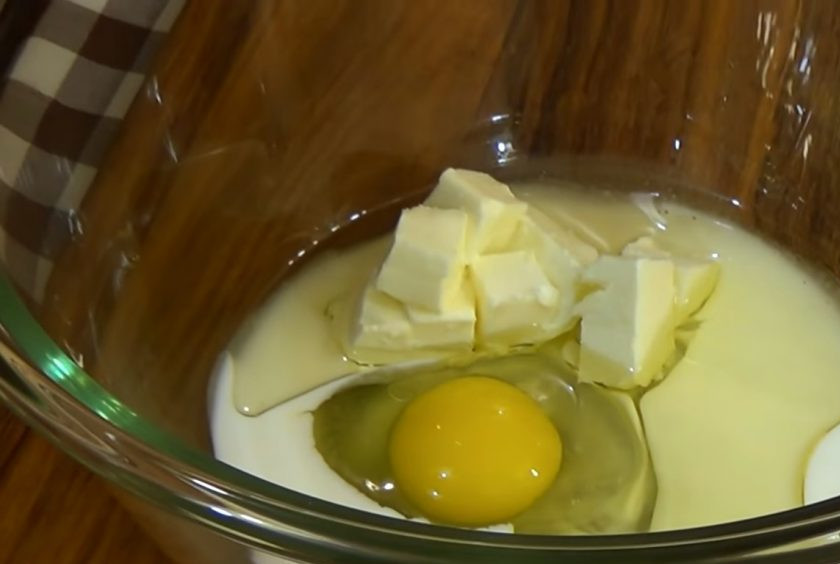 1. Этап. Пирожки с картофелем Подковки: 1. Йогурт смешайте с яйцом, растительным маслом и сливочным маслом комнатной температуры. Просеянную муку смешайте с разрыхлителем и солью, соедините обе смеси.