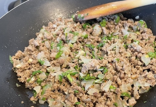 1. Этап. Мясные слоено-дрожжевые пирожки: У меня начинка из обжаренных фарша с луком, добавленных петрушки, соли и черного перца.