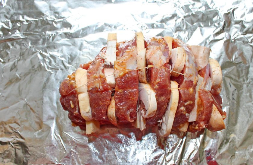 1. Этап. Мясная гармошка с сыром и грибами: Закрепите гармошку кулинарной нитью, чтобы она не развалилась. Выложите мясо на фольгу и тщательно заверните.