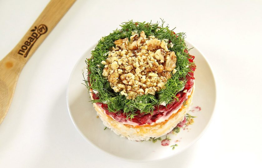 1. Этап. Салат Генеральский классический: Аккуратно освободите салат из формы и проявив свою фантазию украсьте его на свое усмотрение. Я остановилась на классическом оформлении. Смазала салат сверху сеточкой из майонеза, выложила по краю салата измельченную зелень, а центр украсила рубленными орехами.