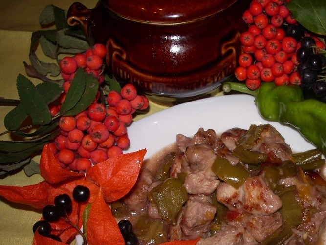 1. Этап. Свинина со сливой в духовке: Разогрейте духовку до двухсот градусов. Поставьте в нее горшочки со сливами, перцем и мясом. Запекайте блюдо на протяжении полутора часов. Сливы должны развариться и стать своеобразным соусом к мясу и перцу.