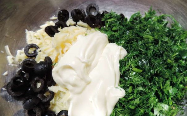 1. Этап. Фарш в духовке: Перемешайте тертый сыр, маслины, рубленую зелень, консервированную кукурузу, посолите и поперчите. Добавьте сметану и все перемешайте.