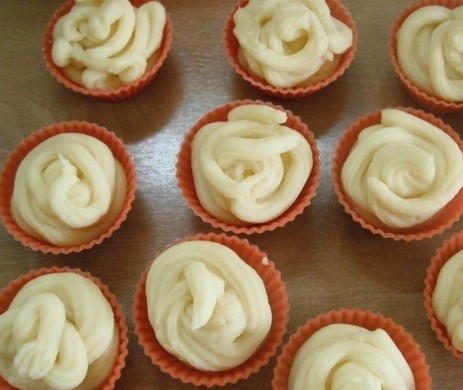 1. Этап. Картофельное пюре, запеченное в духовке: 4. Выдавите через изготовленный кондитерский рукав пюре в виде розочки. Используйте для этого формочки для маффинов. В разогретую духовку (180С) поставьте формочки с пюре.