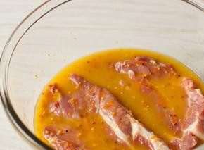 1. Этап. Стейк из свинины с апельсиново-горчичным соусом: Оставляем мясо в маринаде на 30 минут.