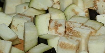 1. Этап. Гарнир к индейке в духовке: Баклажан моем, нарезаем кубиками.