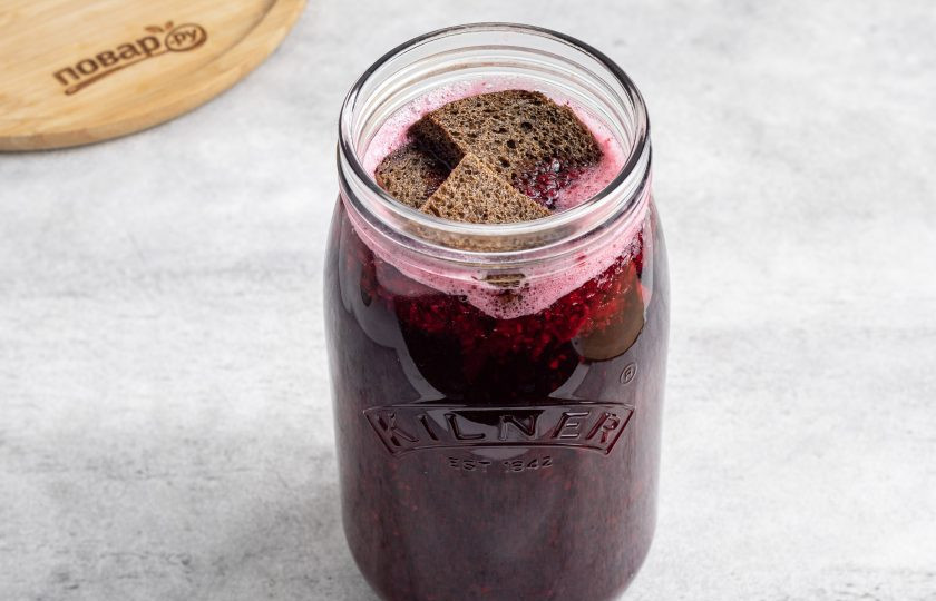 1. Этап. Свекольный квас для борща: Добавьте в банку черный хлеб.