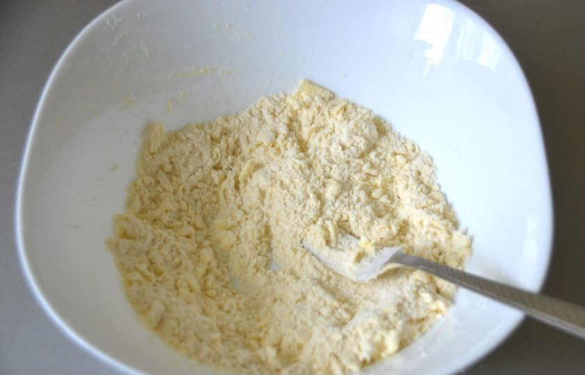 1. Этап. Печенье Арлетт: Перетрите муку с маслом во влажную крошку.