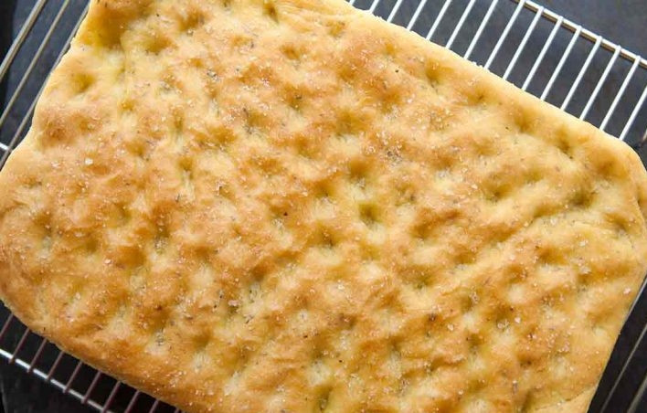 1. Этап. Итальянская фокачча с розмарином: 13. Переложите выпечку на решетку и оставьте на 10 минут для остывания, затем наслаждайтесь.