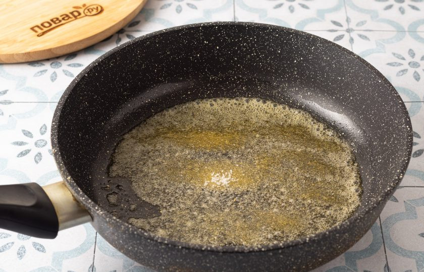 1. Этап. Олва: В сковороде растопите сливочное масло. Добавьте сахар и готовьте, пока он не приобретет золотистый оттенок.