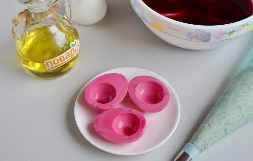 1. Этап. Пасхальные мордашки: 7. Достаньте половинки из сока, промокните бумажным полотенцем. Начинку положите в кулинарный мешок.