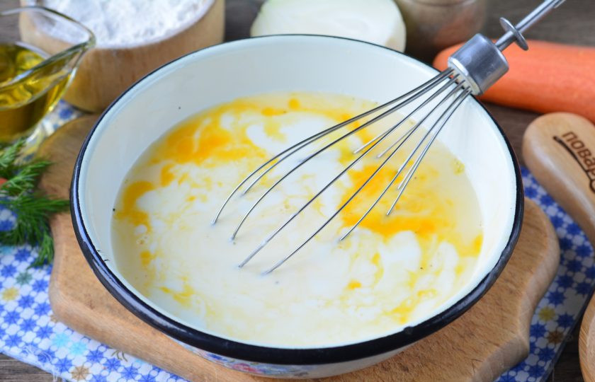 1. Этап. Капустный заливной пирог на майонезе и сметане: Взбейте яйца и кефир, всыпьте соль, соду.