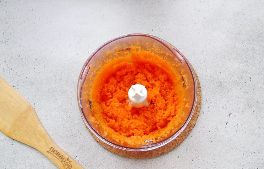 1. Этап. Морковный пирог с грецкими орехами и корицей: Морковь очистите и измельчите в блендере или натрите на терке с самыми мелкими отверстиями.