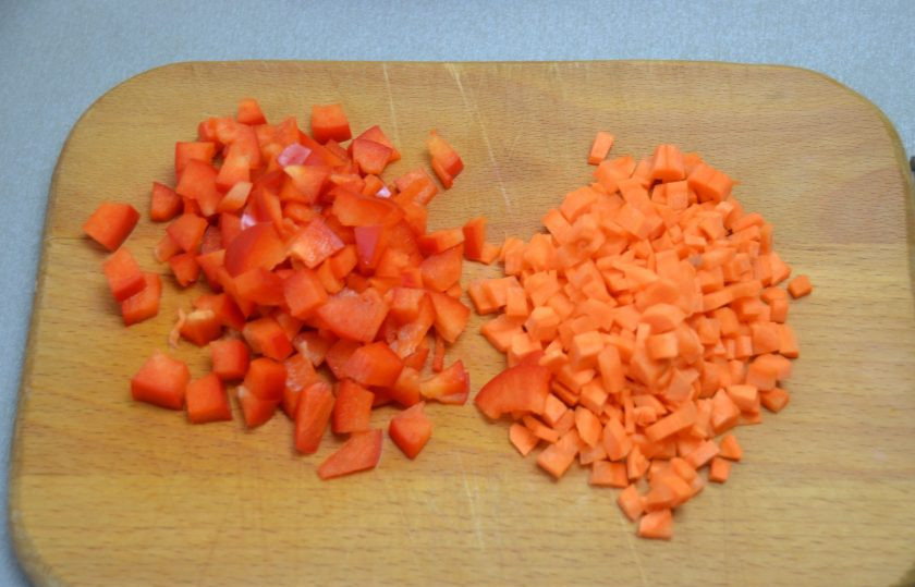 1. Этап. Овощной суп с гречкой: Мелким кубиком порежьте морковь и болгарский перец.