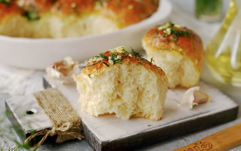 1. Этап. Чесночные пампушки на кефире: Аромат — устоять невозможно! Приятного аппетита!