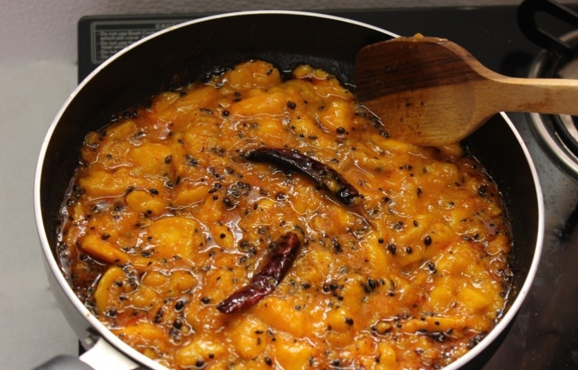 1. Этап. Чатни из манго: Сразу же добавляем манго и уменьшаем огонь. Тушим, помешивая, в течение 5 минут.