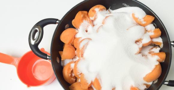 1. Этап. Джем из абрикосов без косточек: Абрикосы разделить на половинки, удалить косточки и засыпать сахаром. Оставить на ночь.