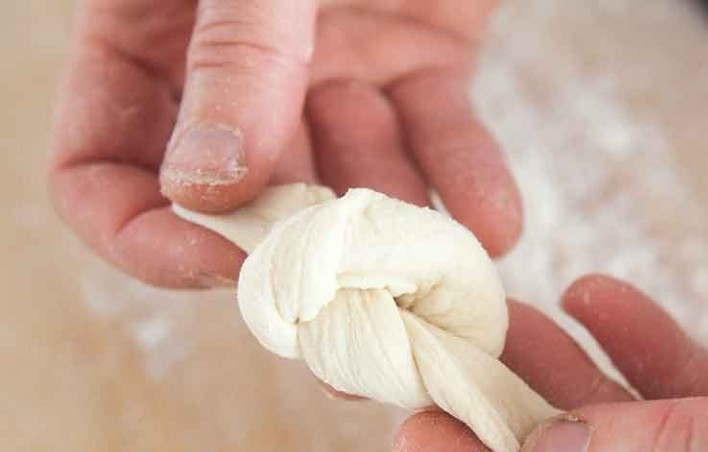 1. Этап. Чесночные узелки: 3. Завяжите узелки из каждой колбаски.