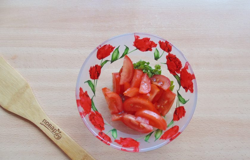 1. Этап. Салат с фасолью и яблоками: Помидор помойте и нарежьте пластинками. Добавьте в салат.