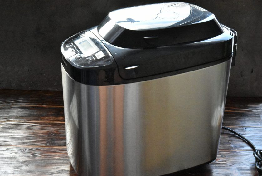 1. Этап. Цельнозерновой хлеб на закваске в хлебопечке: Перед началом работы обязательно изучите инструкцию к хлебопечи в том числе последовательность закладки ингредиентов для теста. Хлеб на закваске в хлебопечи выпекается в два этапа.