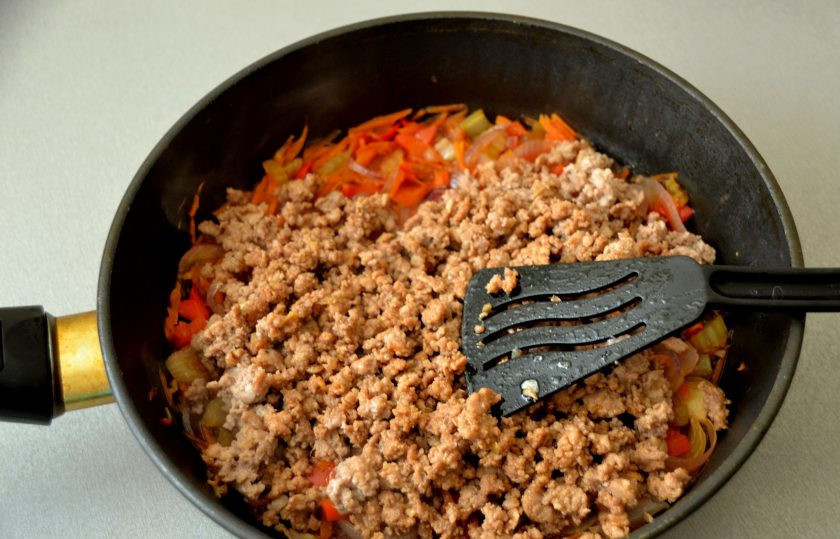 1. Этап. Шепардский пирог: Добавьте в тушеные овощи обжаренный фарш.