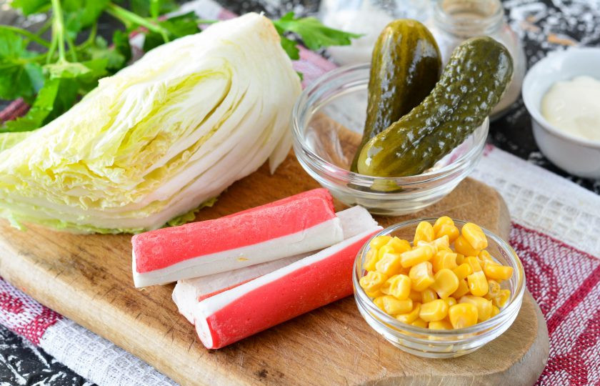 1. Этап. Крабовый салат с соленым огурцом: Подготовьте ингредиенты.