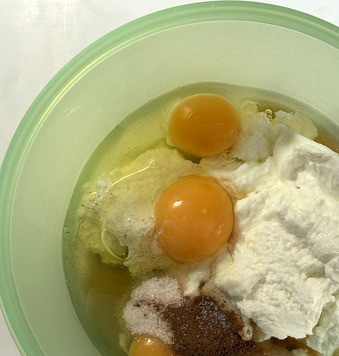 1. Этап. Запечённая овсянка с черникой и творогом: Смешать творог, яйца с солью, ванильным сахаром и корицей до однородности.