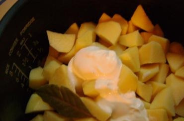 1. Этап. Говядина, тушенная с картофелем в мультиварке: Очистим и порежем картошку на кусочки. Не советую нарезать её мелко, иначе картошка разварится. Выкладываем картошку к мясу, наливаем стакан воды, добавляем сметану и лаврушку. Закрываем крышку мультиварки, включаем режим 