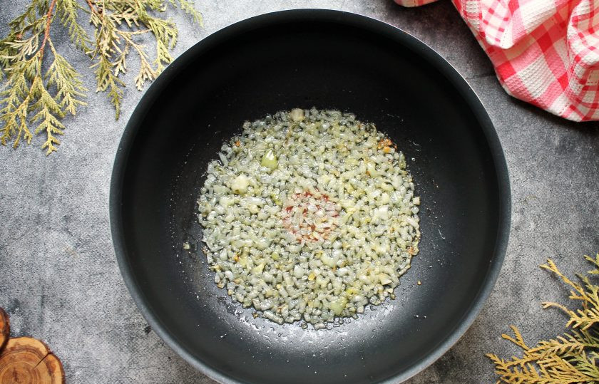 1. Этап. Лилибж: В казан выложите топленое масло и разогрейте. Репчатый лук порежьте кубиком и выложите в казан, обжаривайте 5 минут на среднем огне, перемешивая.